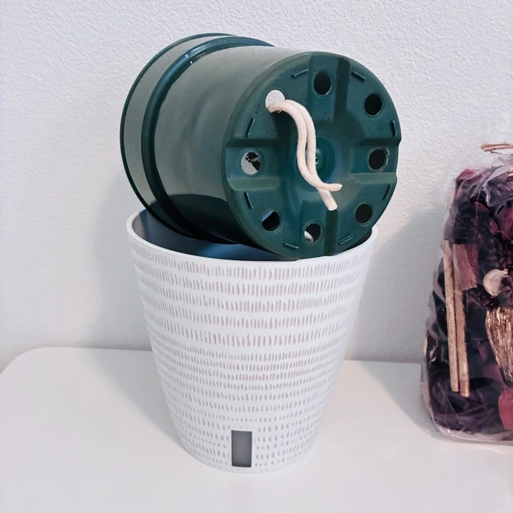 White 6“ Diameter Self-watering Plant Pot & Scented Filler Set/Bundle - Picture 4 of 7